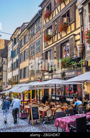 Traditionelles Elsass Restaurant in der Rue du Maroquin im historischen Stadtzentrum von Straßburg, Elsass, Frankreich Stockfoto