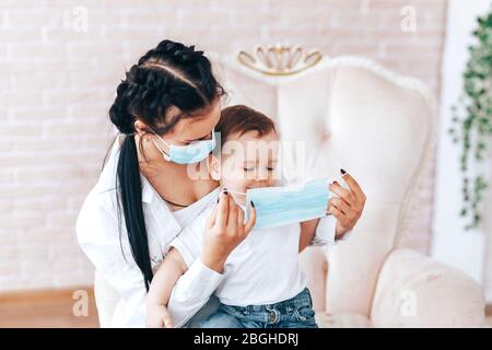 Mama mit maskiertem Sohn Stockfoto