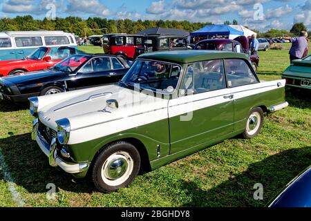 Westbury, Wiltshire / UK - 1. September 2019: Ein Triumph Herald 1200 2-türigen Saloon-Wagen 1964 auf der White Horse Classic & Vintage Vehicle Show 2019 Stockfoto