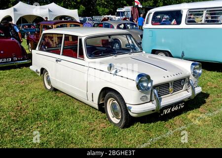 Westbury, Wiltshire / UK - 1. September 2019: Ein Triumph Herald 1200 T-Modell (JVX 667C) 1965 auf der White Horse Classic & Vintage Vehicle Show 2019. Stockfoto