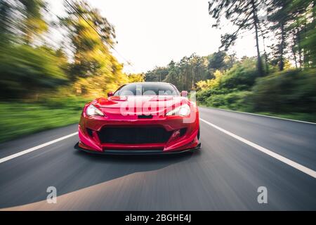 Superpower-Rennwagen auf dem Landscape-Antrieb, Vorderansicht Stockfoto