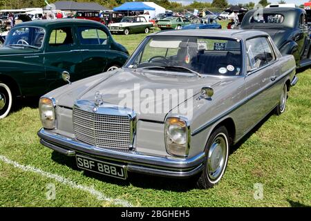 Westbury, Wiltshire / UK - 1. September 2019: 1970 Mercedes-Benz 250 CE (W114) Coupé-Oldtimer auf der White Horse Classic & Vintage Vehicle Show 2019 Stockfoto