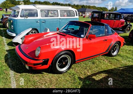 Westbury, Wiltshire / UK - 1. September 2019: Ein 1981 rot gefärbter Porsche 911SC Targa zweitüriger, 2+2 Hochleistungs-Sportwagen mit Heckmotor Stockfoto