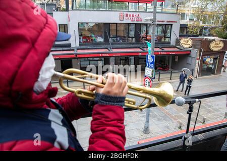 Die Moralband der Gemeinde Kadikoy gab der Öffentlichkeit in der Bagdat Straße am Vorabend des 23. April, Nationalhoheit und Tag der Kinder Moral. Stockfoto