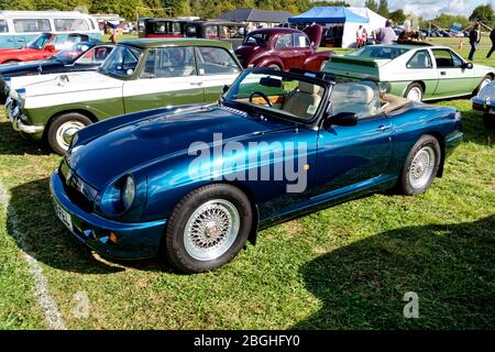 Westbury, Wiltshire / Großbritannien - 1. September 2019: Ein 1993 MG RV8, 2-Sitz-Sportwagen ( L569 FEL) auf der White Horse Classic & Vintage Vehicle Show 2019 Stockfoto