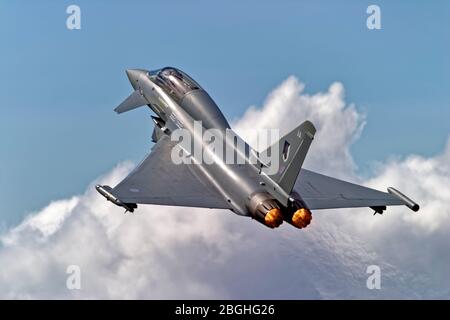 RAF Fairford, Gloucestershire / UK - Juli 17 2004: Ein RAF Eurofighter Typhoon T.1, ZJ803/AA der No.17 (R) Squadron hebt ab, um seine Anzeige durchzuführen Stockfoto