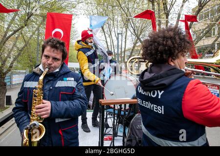 Die Moralband der Gemeinde Kadikoy gab der Öffentlichkeit in der Bagdat Straße am Vorabend des 23. April, Nationalhoheit und Tag der Kinder Moral. Stockfoto