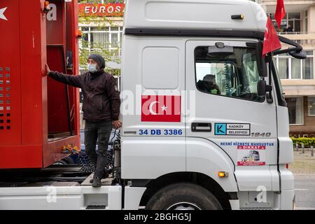 Die Moralband der Gemeinde Kadikoy gab der Öffentlichkeit in der Bagdat Straße am Vorabend des 23. April, Nationalhoheit und Tag der Kinder Moral. Stockfoto