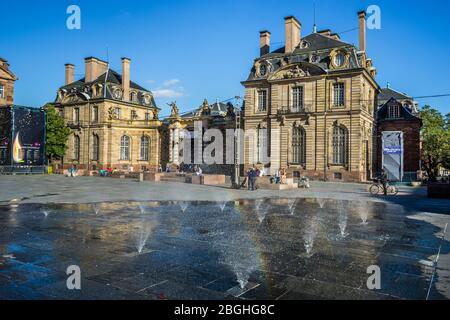 Brunnen im Rohan-Palast, ehemalige Residenz der Fürstbischöfe und Kardinäle des Hauses Rohan, Place du Château, Straßburg, Elsass, Frankreich Stockfoto