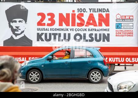 Die Moralband der Gemeinde Kadikoy gab der Öffentlichkeit in der Bagdat Straße am Vorabend des 23. April, Nationalhoheit und Tag der Kinder Moral. Stockfoto