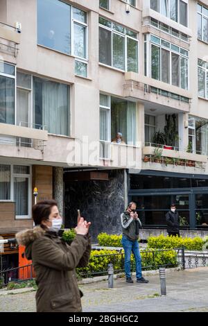 Die Moralband der Gemeinde Kadikoy gab der Öffentlichkeit in der Bagdat Straße am Vorabend des 23. April, Nationalhoheit und Tag der Kinder Moral. Stockfoto