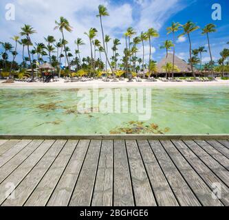 Leere Holzplattform neben dem tropischen Strand in Punta Cana, Dominikanische Republik Stockfoto