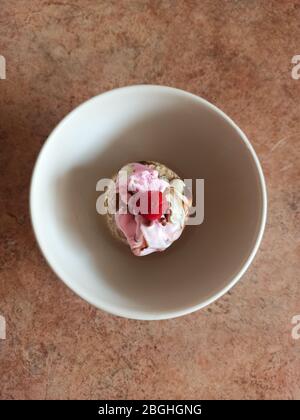 Kuchen mit Milcheis und Erdbeere Stockfoto