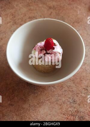 Kuchen mit Milcheis und Erdbeere Stockfoto