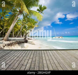 Leere Holzplattform neben dem tropischen Strand auf der Insel Saona, Dominikanische Republik Stockfoto