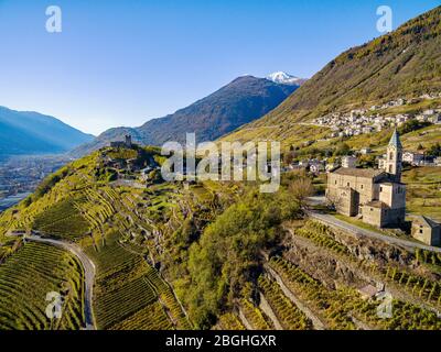 Valtellina (IT) - Luftaufnahme der Weinberge im Grumello - Herbst Stockfoto