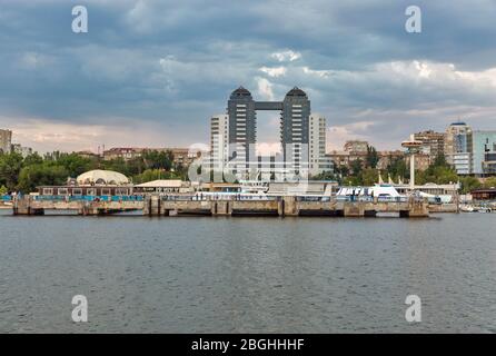 SAPORISCHSCHJA, UKRAINE - 28. JUNI 2018: Stadtbild und Dnjepser Fluss bei Sonnenuntergang. Es ist eine Stadt im Südosten der Ukraine, die am Ufer des Dniepe liegt Stockfoto