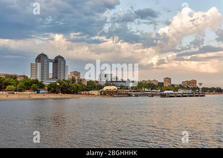 SAPORISCHSCHJA, UKRAINE - 28. JUNI 2018: Stadtbild und Dnjepser Fluss bei Sonnenuntergang. Es ist eine Stadt im Südosten der Ukraine, die am Ufer des Dniepe liegt Stockfoto