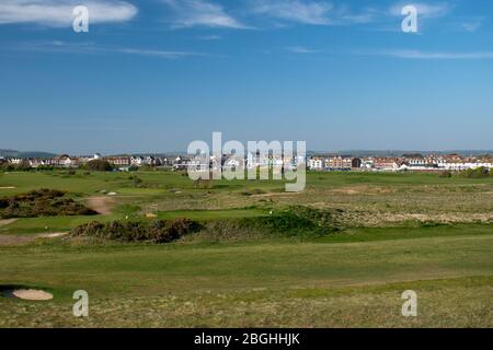 Schöne Aussicht auf Littlehampton Links Golfplatz mit niemand auf den Fairways während der Sperrung, Littlehampton Stadt ist im Hintergrund. Stockfoto