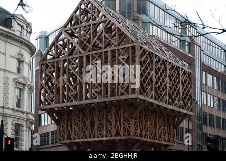 Paleys upon pilers Architektur Latticed Timber Aldgate Church, Aldgate High Street, London EC3N 1AB von Studio Weave Stockfoto