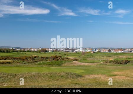 Blick in Richtung Littlehampton Links Golfplatz über menschenleeren Fairways während der Sperrung in Großbritannien. Stockfoto