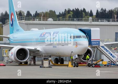 Am 21. April 2020 arbeiten Mitarbeiter in der Boeing Renton Factory in Renton, Washington, an einem 737 MAX. Flugzeug. Das Unternehmen nimmt die Arbeiten zur Wiederaufnahme der Produktion des 737 MAX seit der Einstellung der Produktion im Januar aufgrund der weltweiten Erdung im Jahr 2019 nach zwei tödlichen Unfällen wieder auf. Das Unternehmen wird die Produktion von kommerziellen Flugzeugen in seinen Werken in der Region Puget Sound in Phasen fortsetzen, nachdem der Betrieb im vergangenen Monat als Reaktion auf die COVID-19-Pandemie unterbrochen wurde. Bis April 24 werden in der Region rund 27,000 Menschen wieder in die Produktion der Programme 747, 767, 777 und 787 zurückkehren. Stockfoto