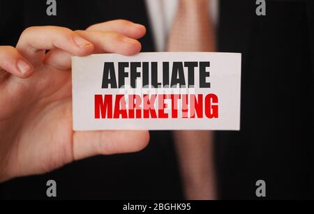 Affiliate Marketing Wörter in Karte in businesman Hand. Empfehlen Sie einen Freund Geschäftsmodell Konzept Stockfoto