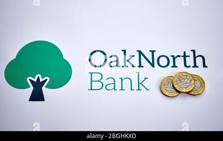 Stone / Großbritannien - April 15 2020: OakNorth Bank Logo auf der Broschüre mit Pfund-Münzen auf der Oberseite gedruckt. Stockfoto