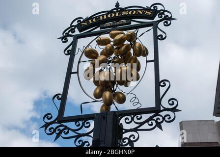 Public House Hoop & Grapes Pub, 47 Aldgate High St, London EC3N 1AL Stockfoto