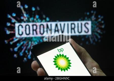 China. April 2020. In diesem Foto Illustration theÂ British Petroleum Company plc bekannt als BP plc Logo auf einem Smartphone mit einem Computermodell des COVID-19 Coronavirus auf dem Hintergrund angezeigt. Kredit: Budrul Chukrut/SOPA Images/ZUMA Wire/Alamy Live News Stockfoto