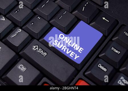 Online-Umfrage isoliert auf Laptop-Tastatur Hintergrund. Stockfoto