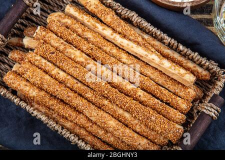 Frisch gebackene hausgemachte Grissini-Brotsticks mit Sesam auf Holzhintergrund. Selektiver Fokus Stockfoto