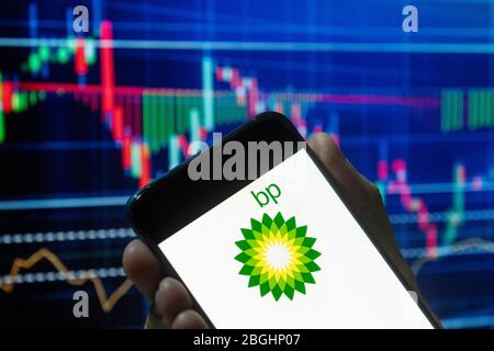 China. April 2020. In diesem Foto Illustration theÂ British Petroleum Company plc bekannt als BP plc Logo auf einem Smartphone mit einem Computermodell des COVID-19 Coronavirus auf dem Hintergrund angezeigt. Kredit: Budrul Chukrut/SOPA Images/ZUMA Wire/Alamy Live News Stockfoto