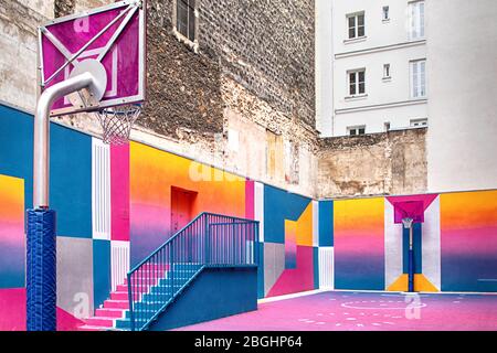 Paris, Frankreich. 30 März 2018. Heller Basketballplatz im üblichen Hof. Kontraste Stockfoto