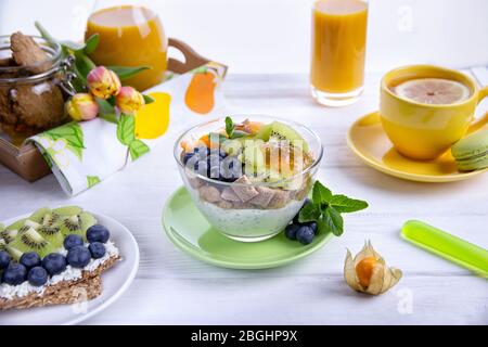 Joghurt mit Chiasamen, Maispflaumen, Kiwi, Heidelbeeren, Physalis und Minze Stockfoto