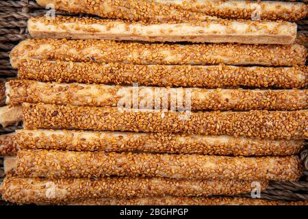 Frisch gebackene hausgemachte Grissini-Brotsticks mit Sesam auf Holzhintergrund. Selektiver Fokus Stockfoto