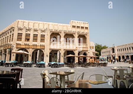 Doha, Katar - 2. März 2020: Blick auf Outdoor-Café auf traditionellen arabischen Markt Souq Waqif in Doha City in Katar Stockfoto