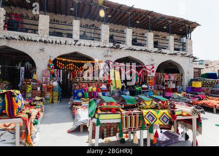 Doha, Katar - 2. März 2020: Blick auf den traditionellen arabischen Markt Souq Waqif Verkauf von Teppichen und Kleidung in Doha City in Katar Stockfoto