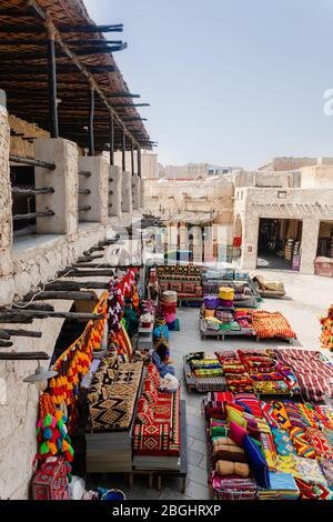 Doha, Katar - 2. März 2020: Blick auf den traditionellen arabischen Markt Souq Waqif Verkauf von Teppichen und Kleidung in Doha City in Katar Stockfoto