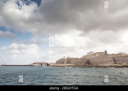 Steg aus Stahl, der vom Vorland von Fort Saint Elmo in Valletta führt Stockfoto