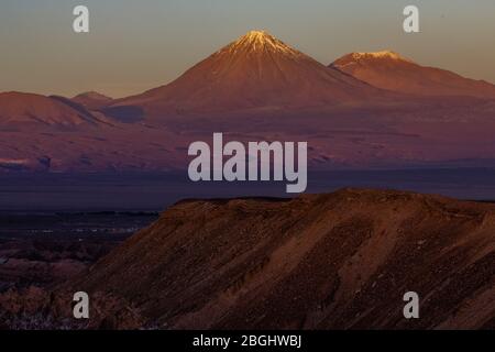 Weiblich schauende Beobachtung des Sonnenuntergangs über den Anden vom Tal des Mondes, Atacama Wüste, Chile Stockfoto