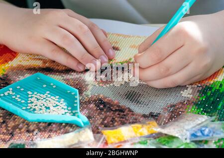 Sammeln Diamant-Stickerei, Diamant-Mosaik. Farbige Kristalle. Stockfoto