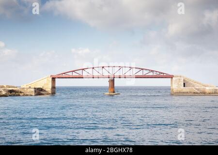 Steg aus Stahl, der vom Vorland von Fort Saint Elmo in Valletta führt Stockfoto