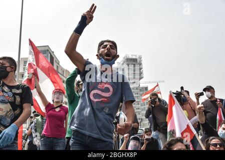 Beirut, Libanon, 21. April 2020. Die Menschen protestieren in einem Konvoi, nachdem sich Hunderte von Menschen in ihren Autos auf dem Martyrs Square versammelt hatten, bevor sie mit Fahnen um Beirut herumfahren und gegen die Korruption ihrer Regierung und das Versagen, angemessene Dienstleistungen zu erbringen oder den wirtschaftlichen Zusammenbruch des finanziell belasteten Landes zu bewältigen, singen. Elizabeth Fitt Credit: Elizabeth Fitt/Alamy Live News Stockfoto