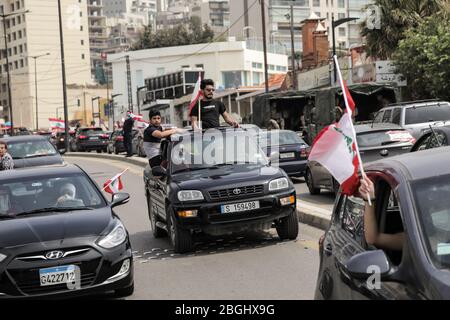 Beirut, Libanon, 21. April 2020. Hunderte von Menschen versammelten sich auf dem Martyrs Square, bevor sie in Beirut herumfuhren und Flaggen schwenkten und aus Protest gegen die Korruption ihrer Regierung und das Versagen, angemessene Dienstleistungen zu erbringen oder den wirtschaftlichen Zusammenbruch des finanziell belasteten Landes zu bewältigen, sangen. Elizabeth Fitt Credit: Elizabeth Fitt/Alamy Live News Stockfoto