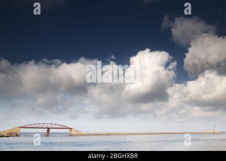 Steg aus Stahl, der vom Vorland von Fort Saint Elmo in Valletta führt Stockfoto