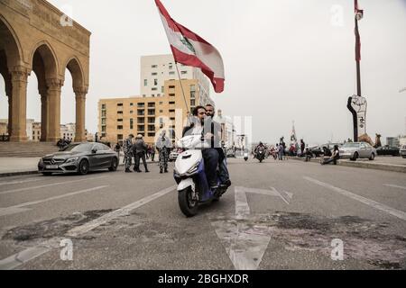 Beirut, Libanon, 21. April 2020. Die Menschen protestieren in einem Konvoi, nachdem sich Hunderte von Menschen in ihren Autos auf dem Martyrs Square versammelt hatten, bevor sie mit Fahnen um Beirut herumfahren und gegen die Korruption ihrer Regierung und das Versagen, angemessene Dienstleistungen zu erbringen oder den wirtschaftlichen Zusammenbruch des finanziell belasteten Landes zu bewältigen, singen. Elizabeth Fitt Credit: Elizabeth Fitt/Alamy Live News Stockfoto