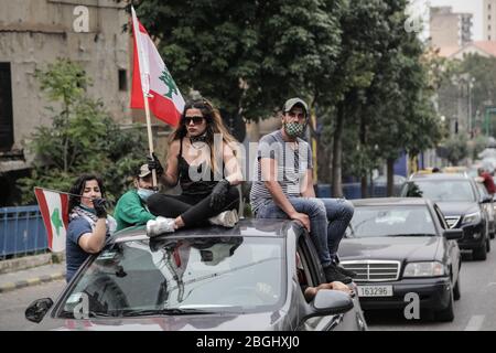 Beirut, Libanon, 21. April 2020. Hunderte von Menschen versammelten sich auf dem Martyrs Square, bevor sie in Beirut herumfuhren und Flaggen schwenkten und aus Protest gegen die Korruption ihrer Regierung und das Versagen, angemessene Dienstleistungen zu erbringen oder den wirtschaftlichen Zusammenbruch des finanziell belasteten Landes zu bewältigen, sangen. Elizabeth Fitt Credit: Elizabeth Fitt/Alamy Live News Stockfoto