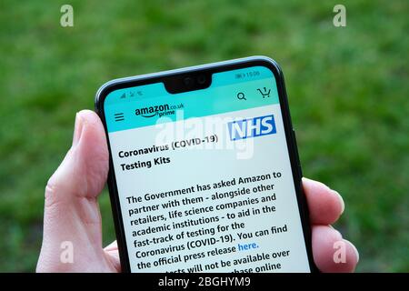 Stone / Großbritannien - April 21 2020: Amazon Prime App mit NHS-Informationen über Coronavirus COVID-19 Testkit. Stockfoto