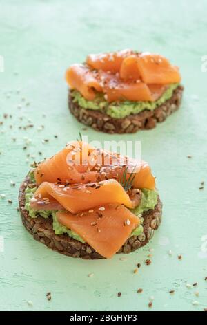 Vollkornbrot Toast mit geräuchertem Lachs und Avocado püriert Stockfoto